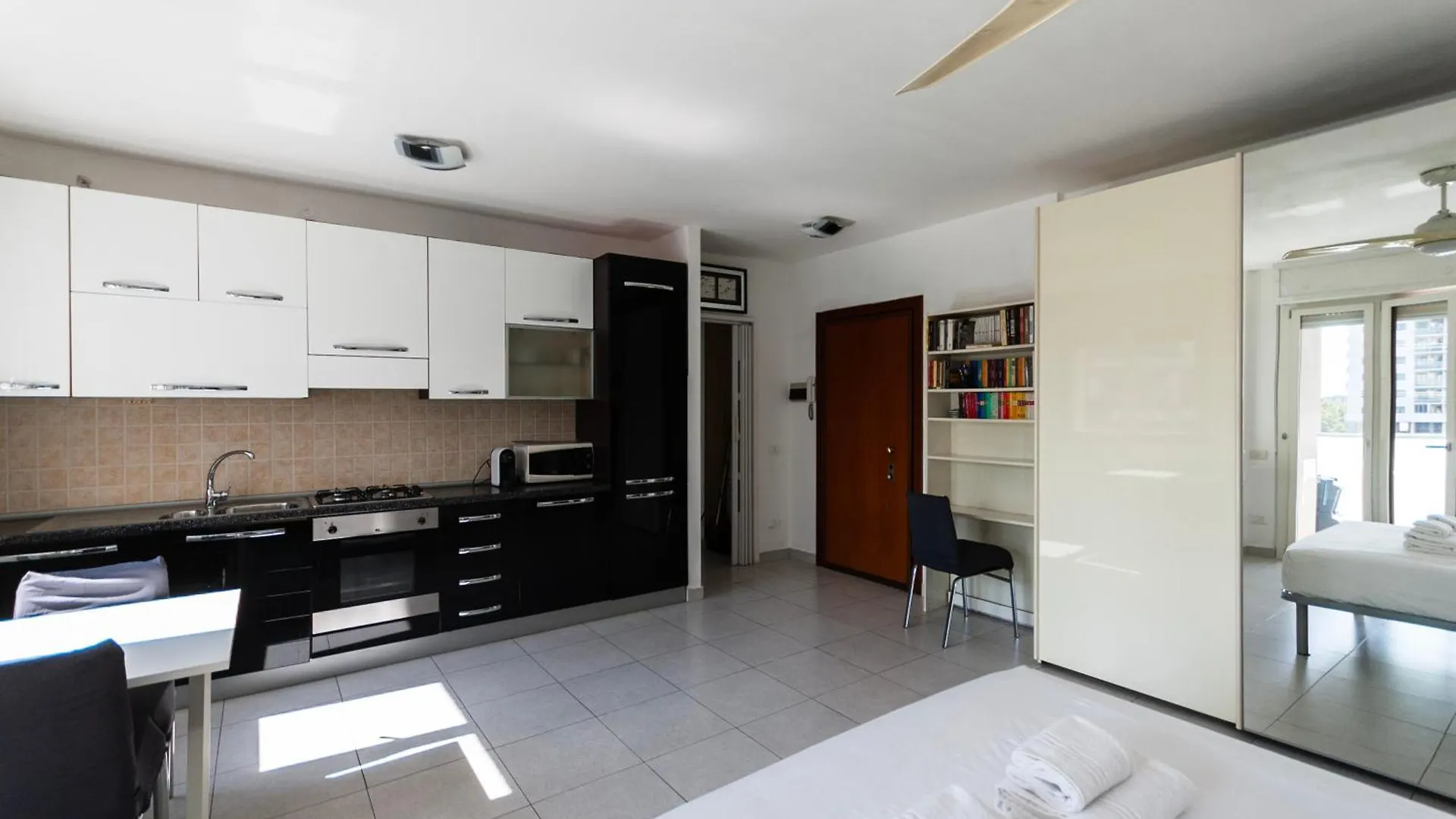 Apartment Youhosty - Trasimeno 40 Milan